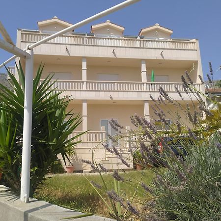 Apartments Ticinovic Omiš Eksteriør bilde